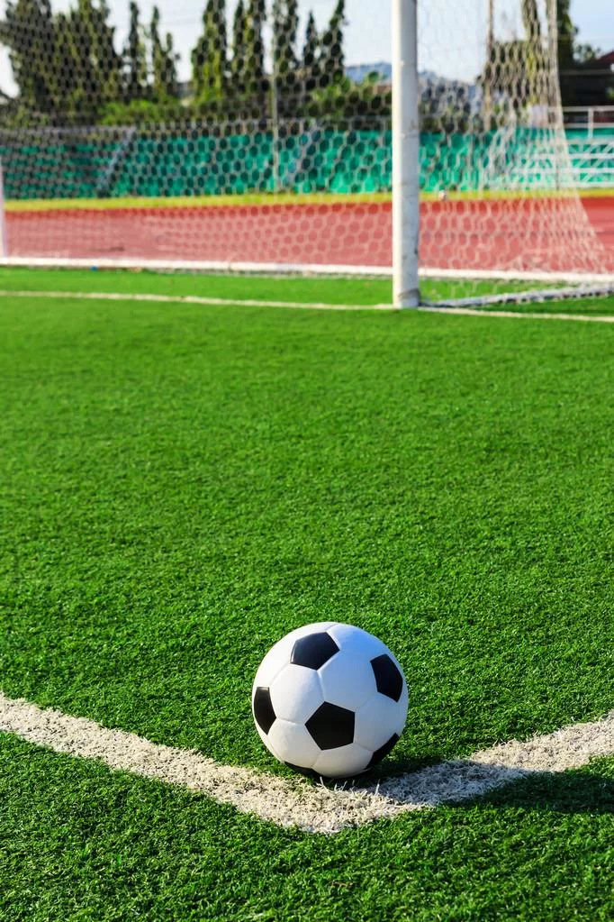 Konstgjord gräs fotbollsplaner och planer: revolutionera spelet över platser